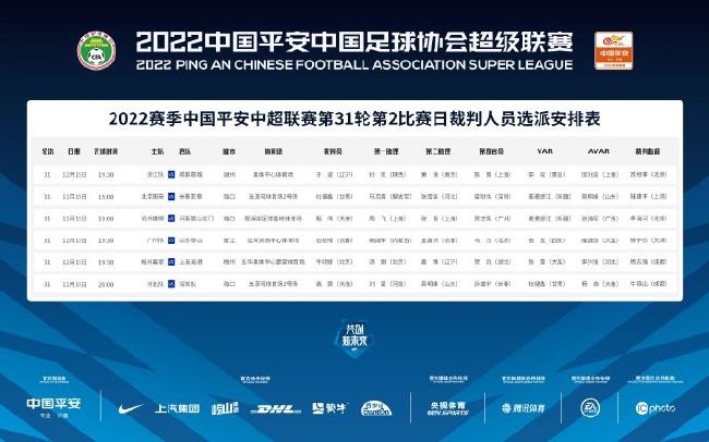 他接到那封假电报后，焦躁不安地在店里踱步，用头去撞吊挂成列的画框。